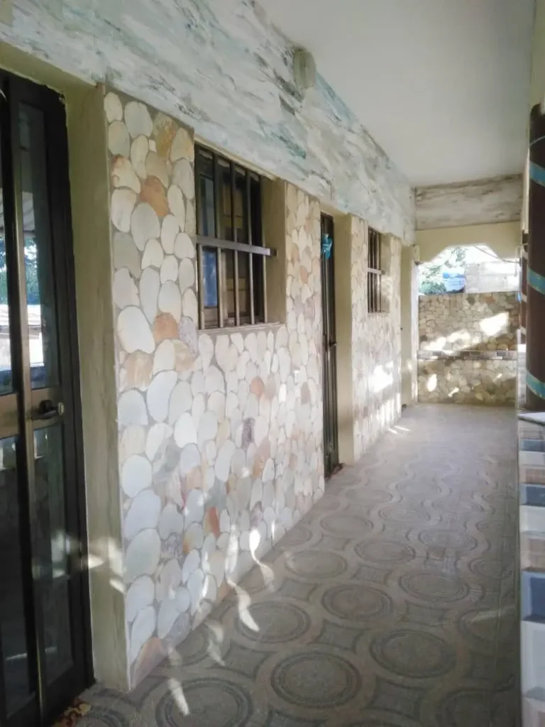 Aperçu du couloir extérieur qui mène vers les chambres