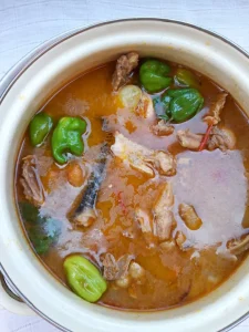 plat traditionnel togolais, préparé au restaurant à Kpalimé