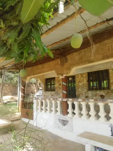 Aperçu des chambres de l'extérieur, gîte et restaurant à Kpalimé