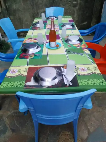table dressée en extérieur de notre gîte à Kpalimé